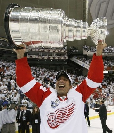 [Image: stanley-cup-chelios.jpg?w=500]